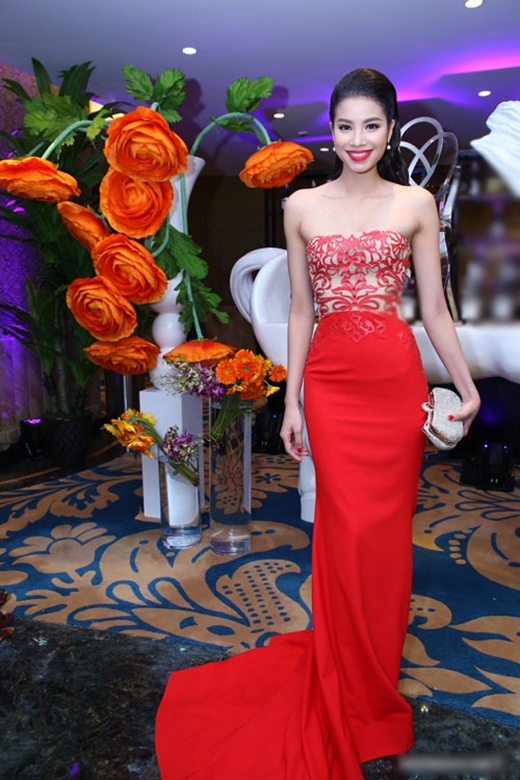 Hoa hậu Phạm Hương - mĩ nhân sinh ra để mặc váy dạ hội